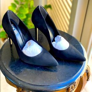 Gorgeous Black suede pumps